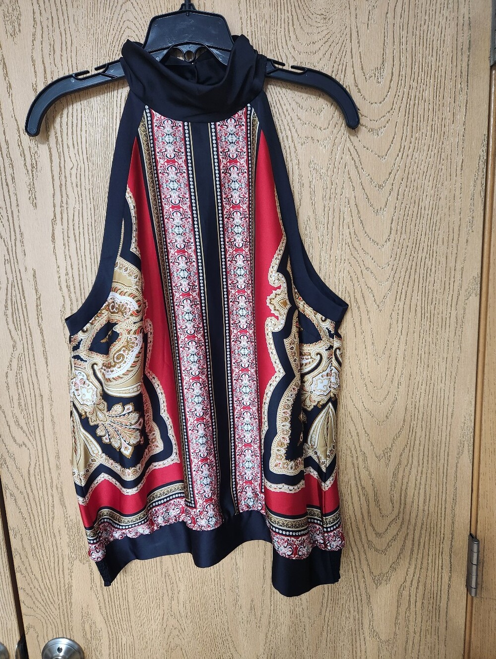 New York And Co. Sleeveless Mock Neck Print Top in Red and Black